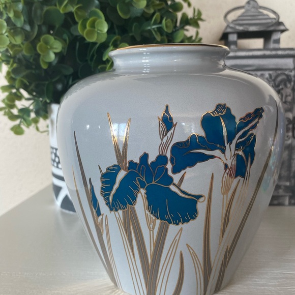 OTAGIRI ROYAL IRIS 6x6” VASE. BLUE IRIS & GOLD LEAVES JAPAN beautiful vintage - Picture 2 of 7
